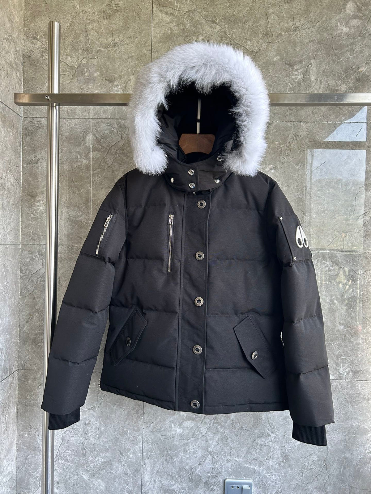 Chaqueta acolchada con capucha de piel