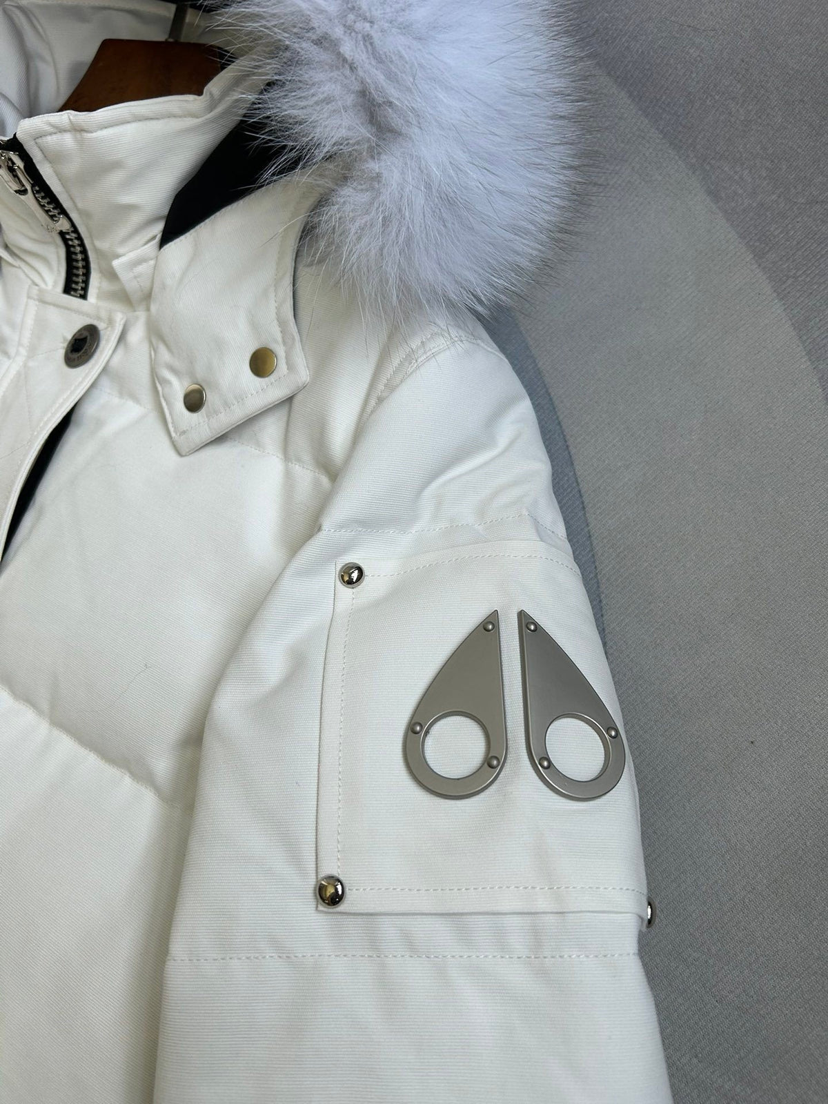 Chaqueta acolchada con capucha de piel