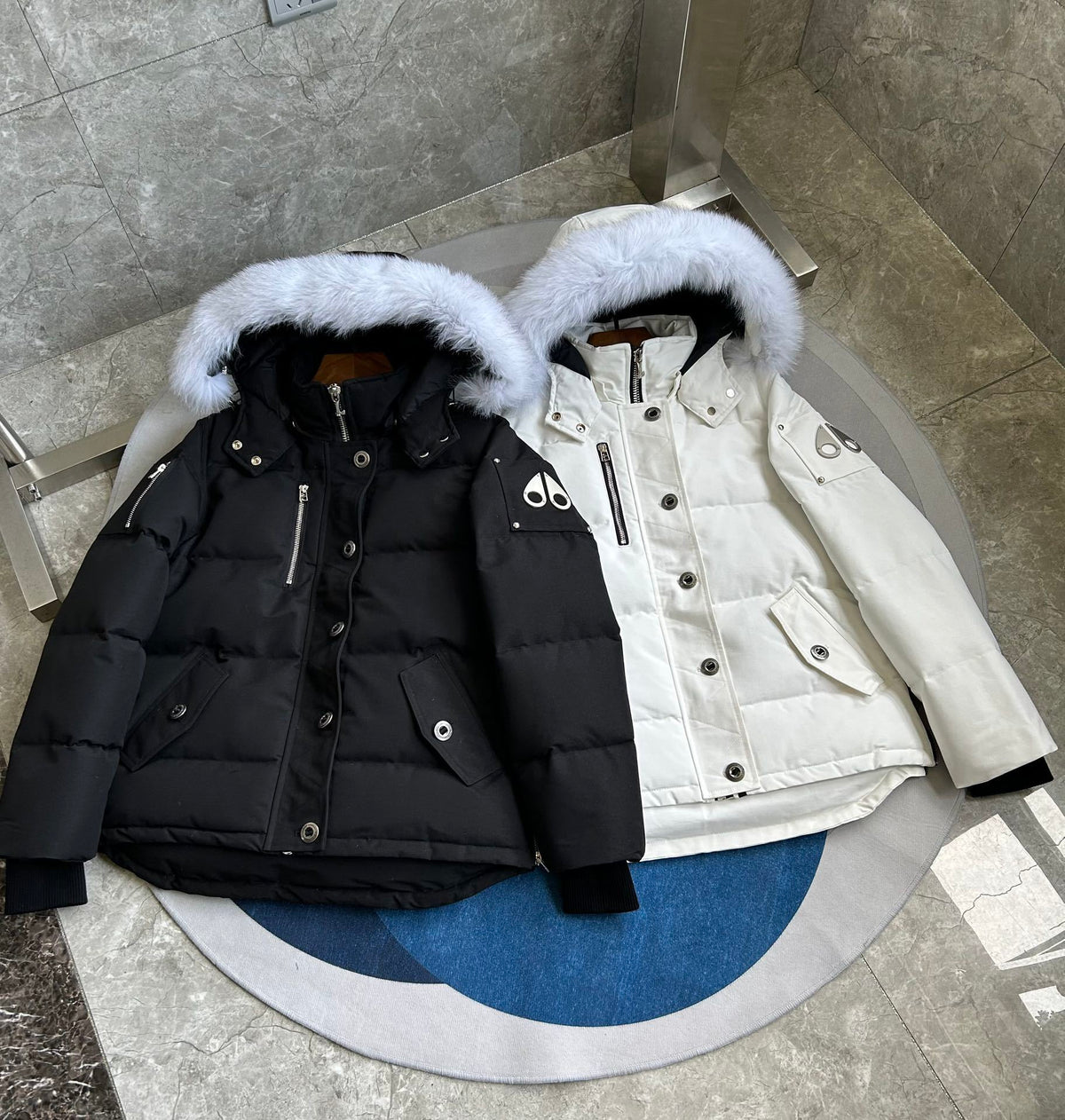 Chaqueta acolchada con capucha de piel