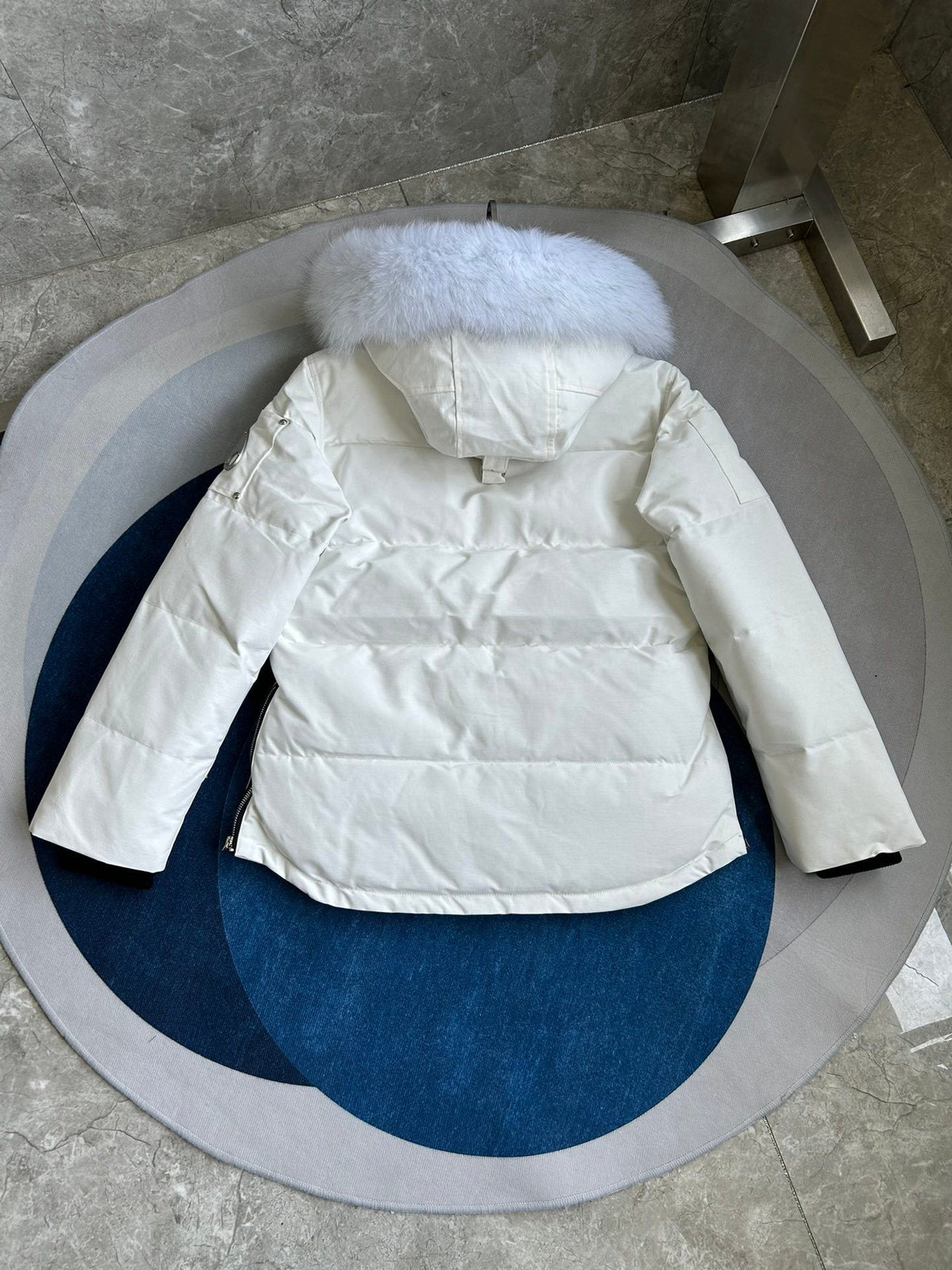Chaqueta acolchada con capucha de piel