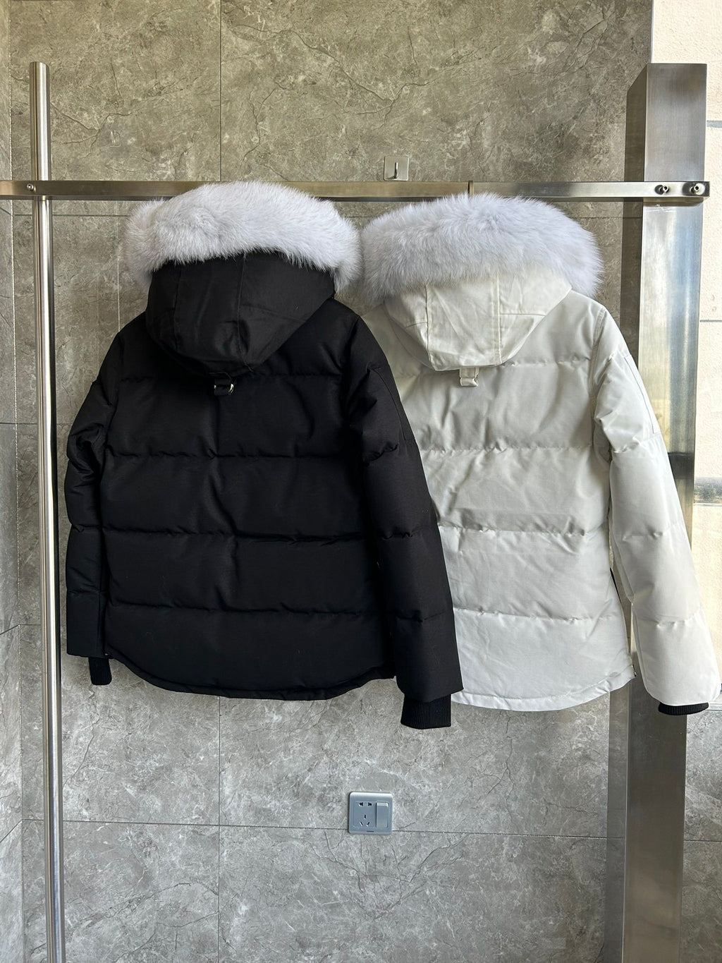 Chaqueta acolchada con capucha de piel
