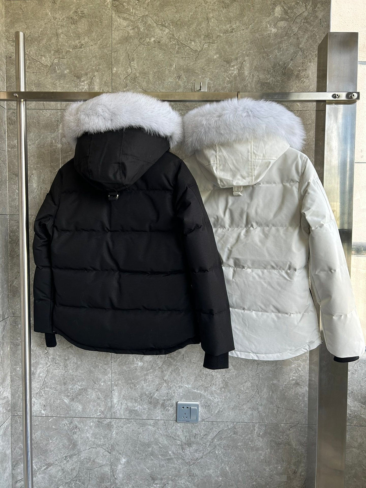 Chaqueta acolchada con capucha de piel