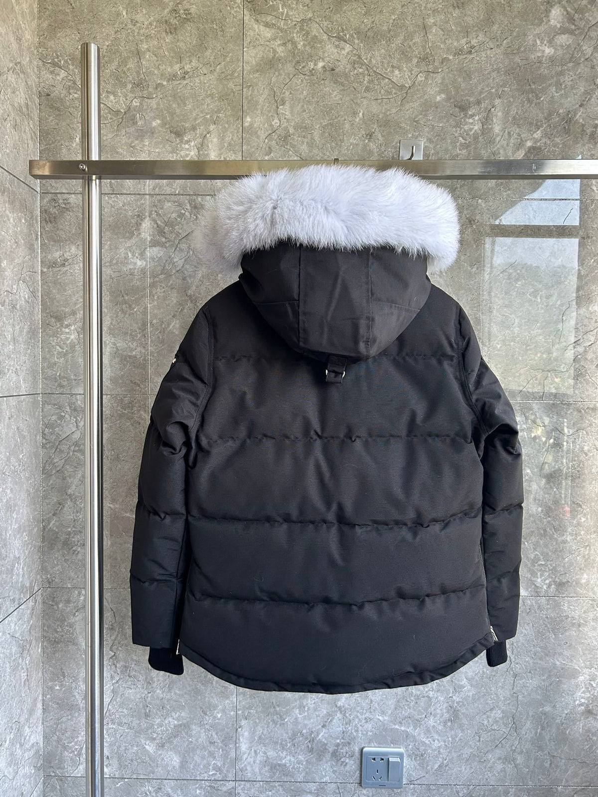 Chaqueta acolchada con capucha de piel
