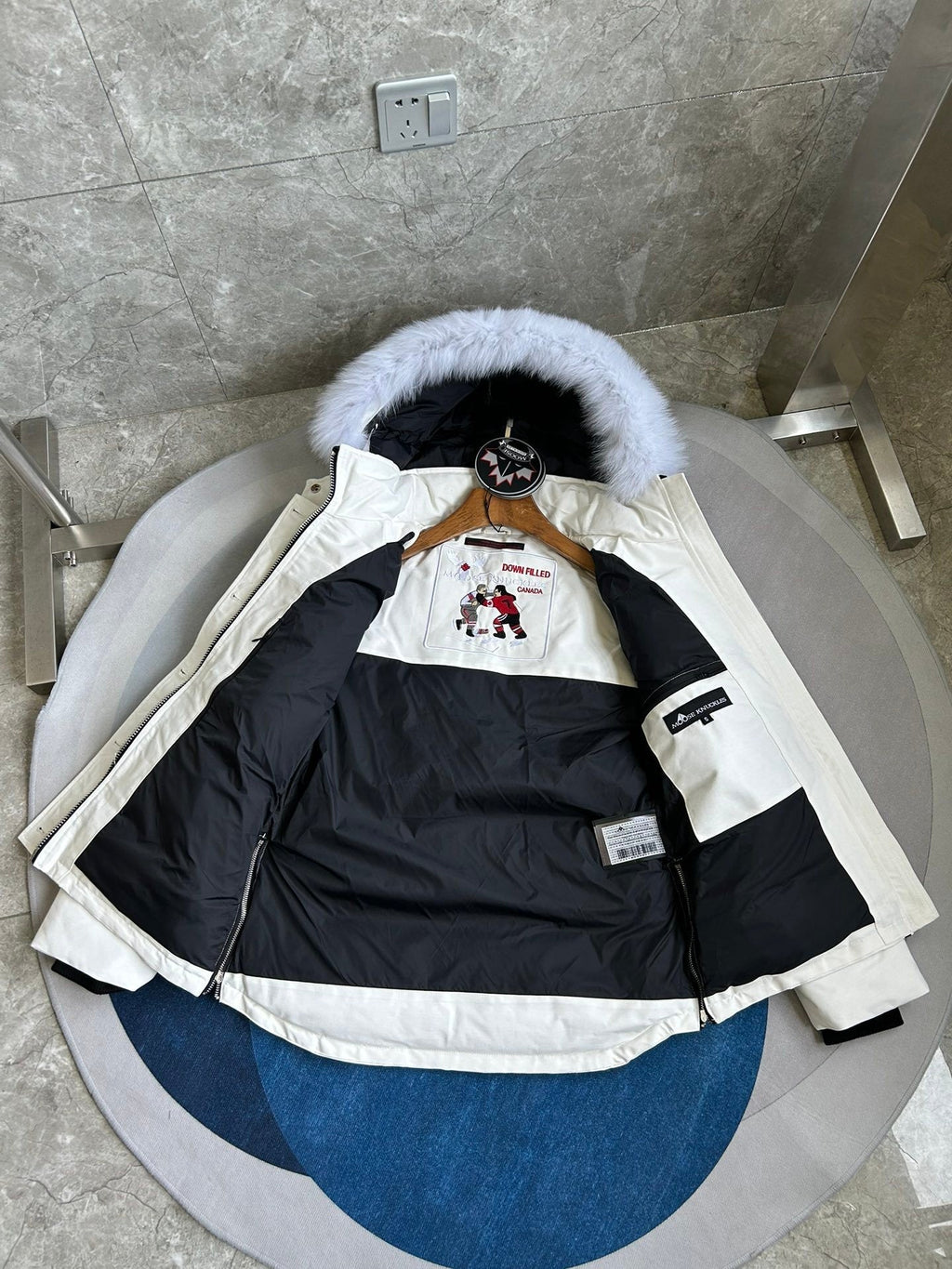 Chaqueta acolchada con capucha de piel