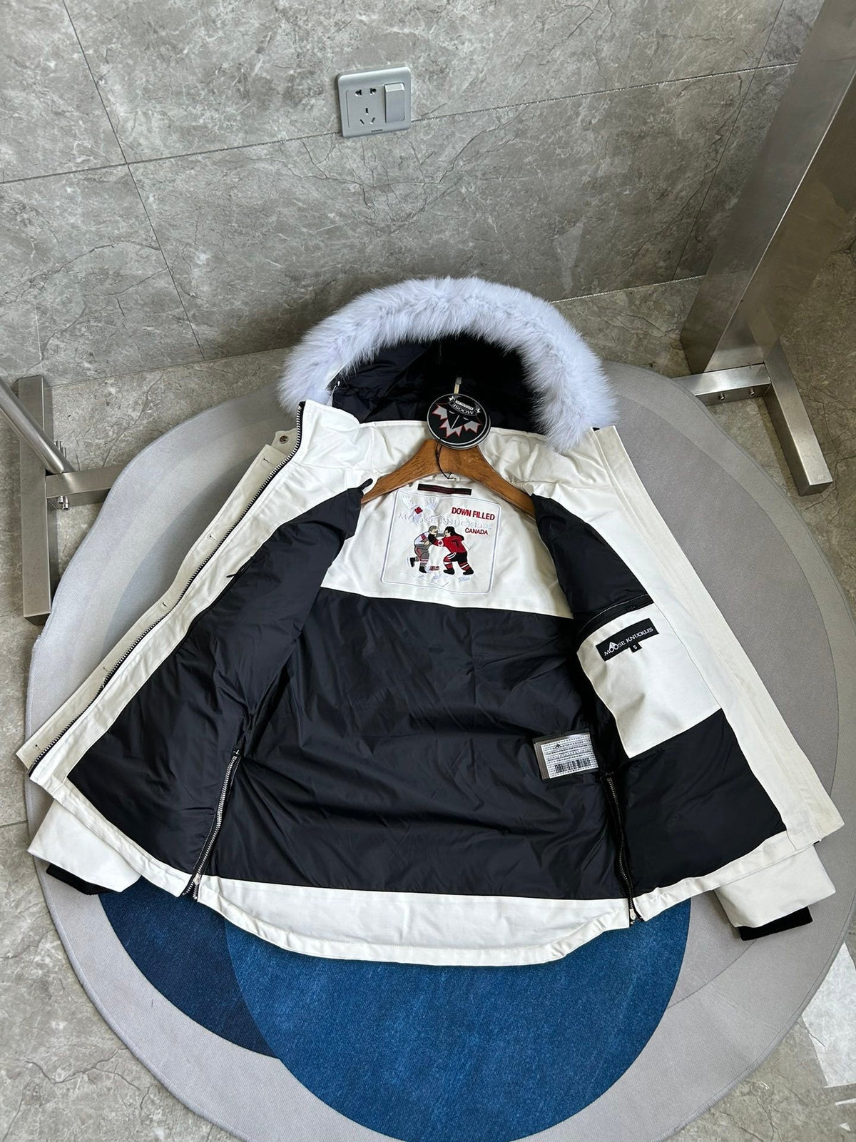 Chaqueta acolchada con capucha de piel