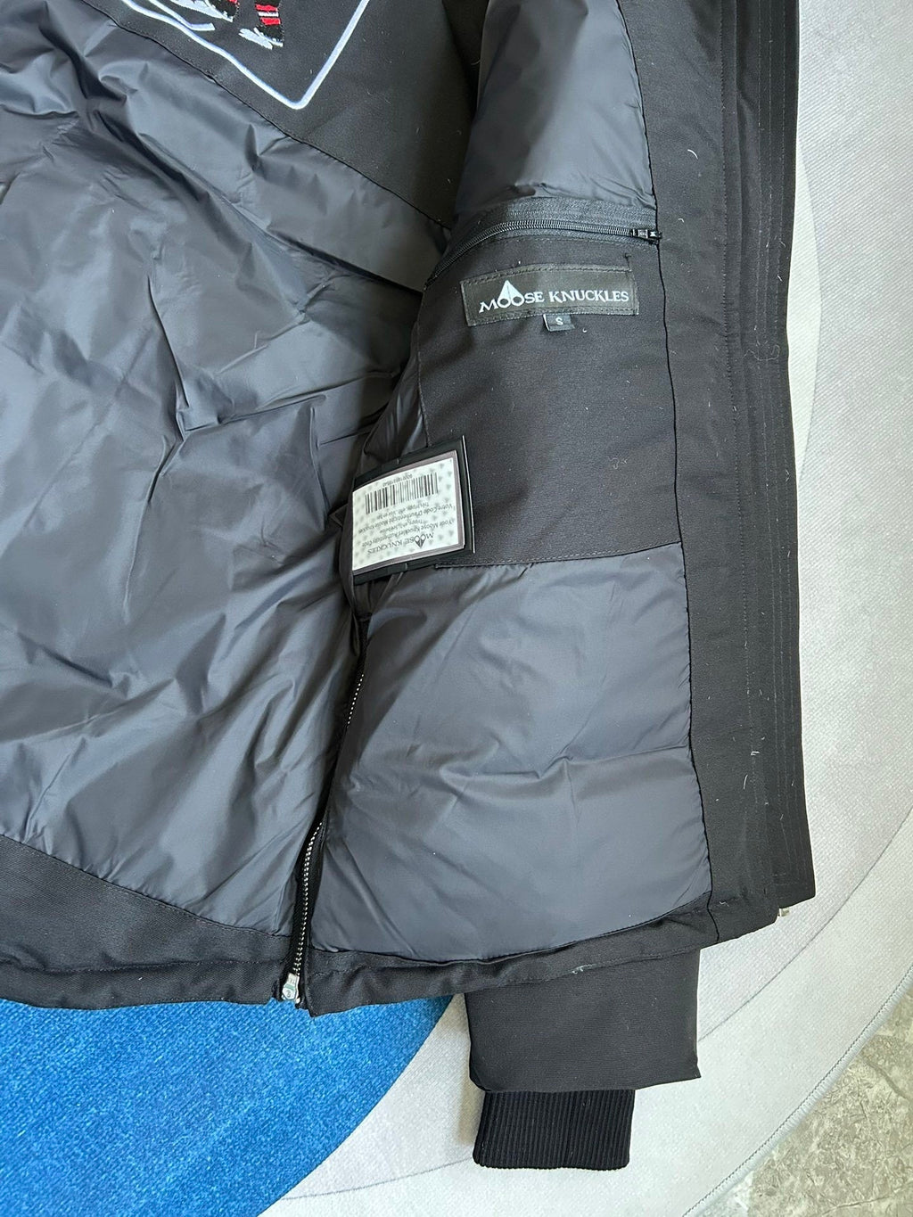 Chaqueta acolchada con capucha de piel