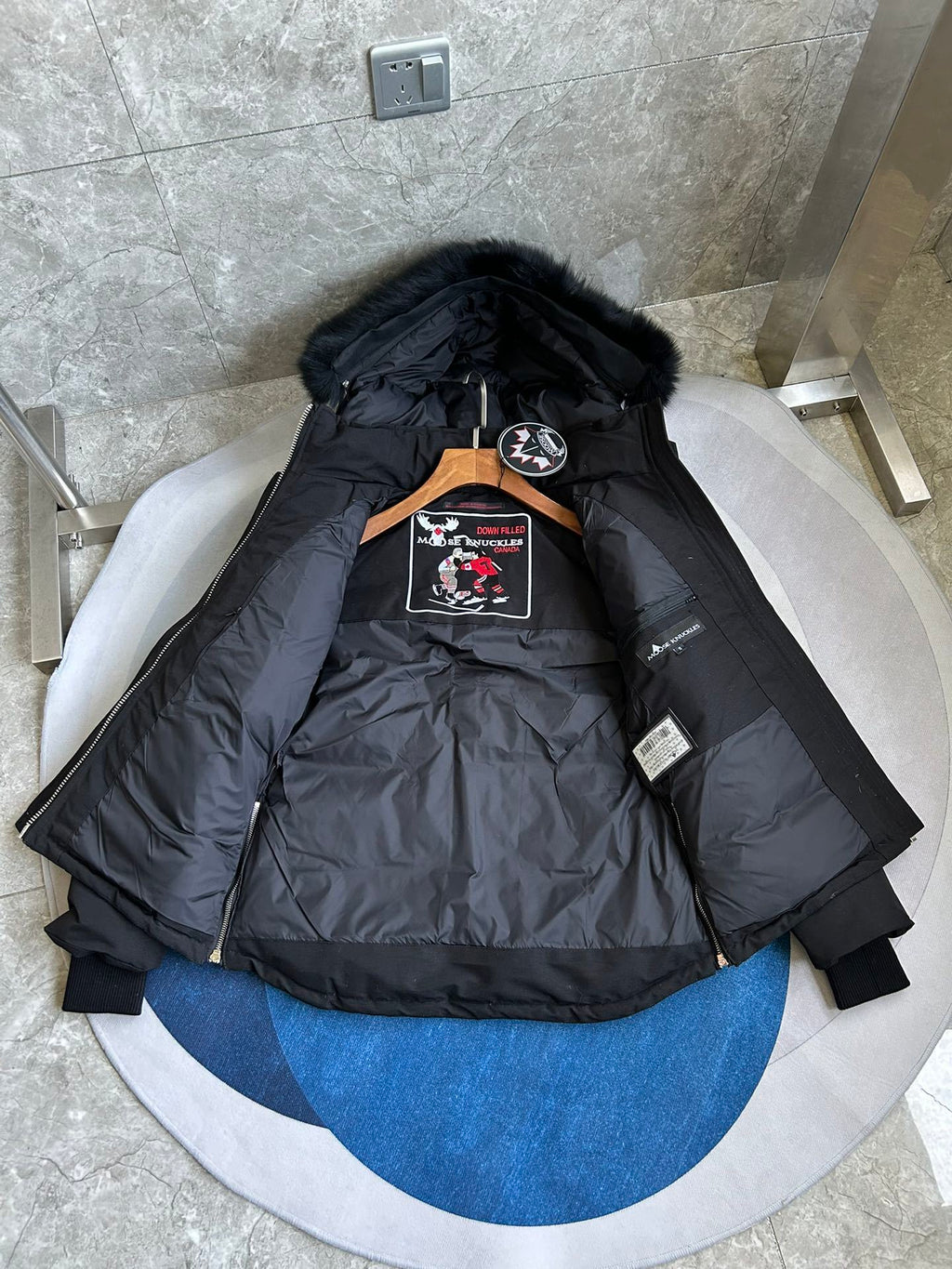 Chaqueta acolchada con capucha de piel
