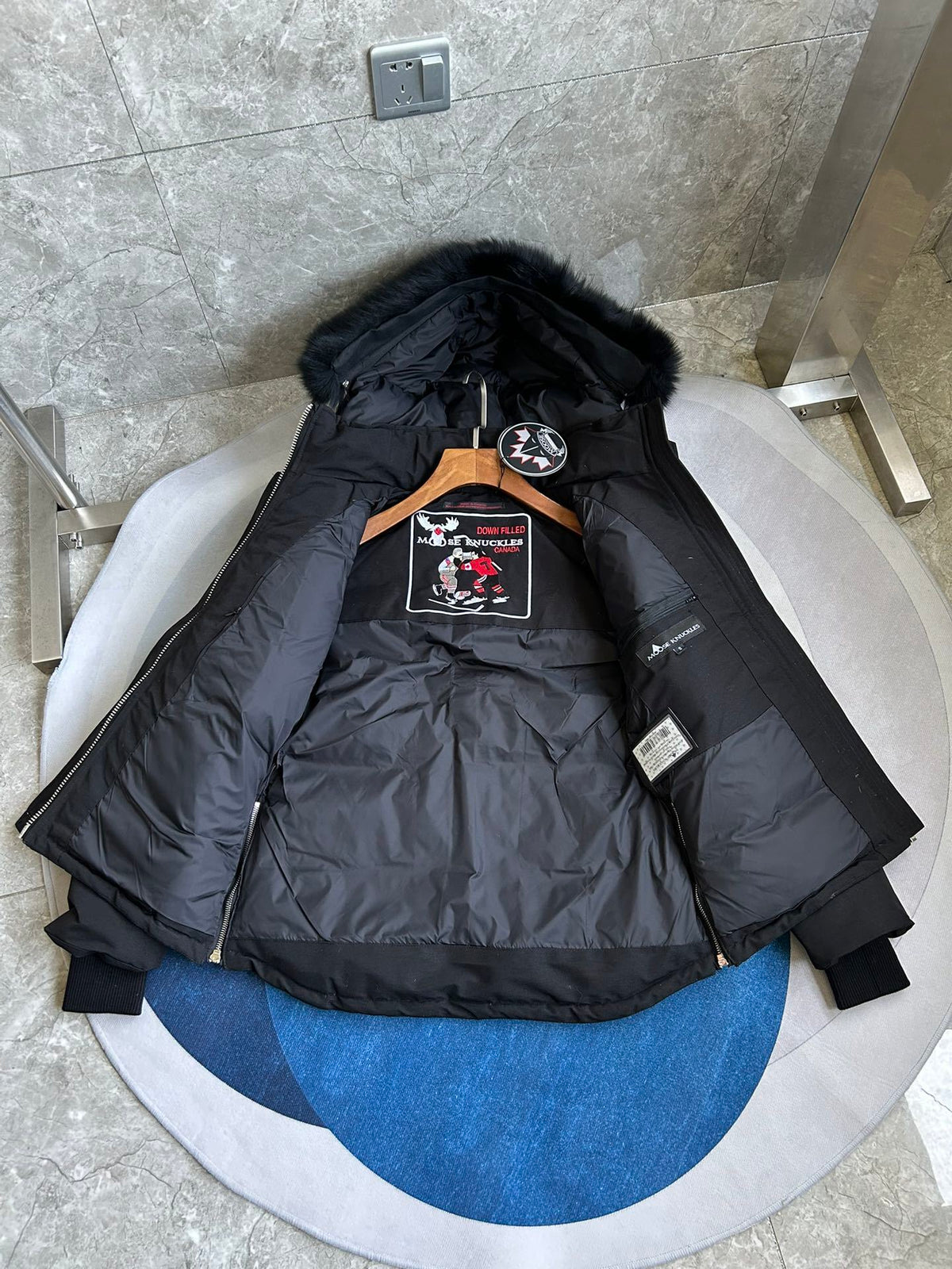 Chaqueta acolchada con capucha de piel
