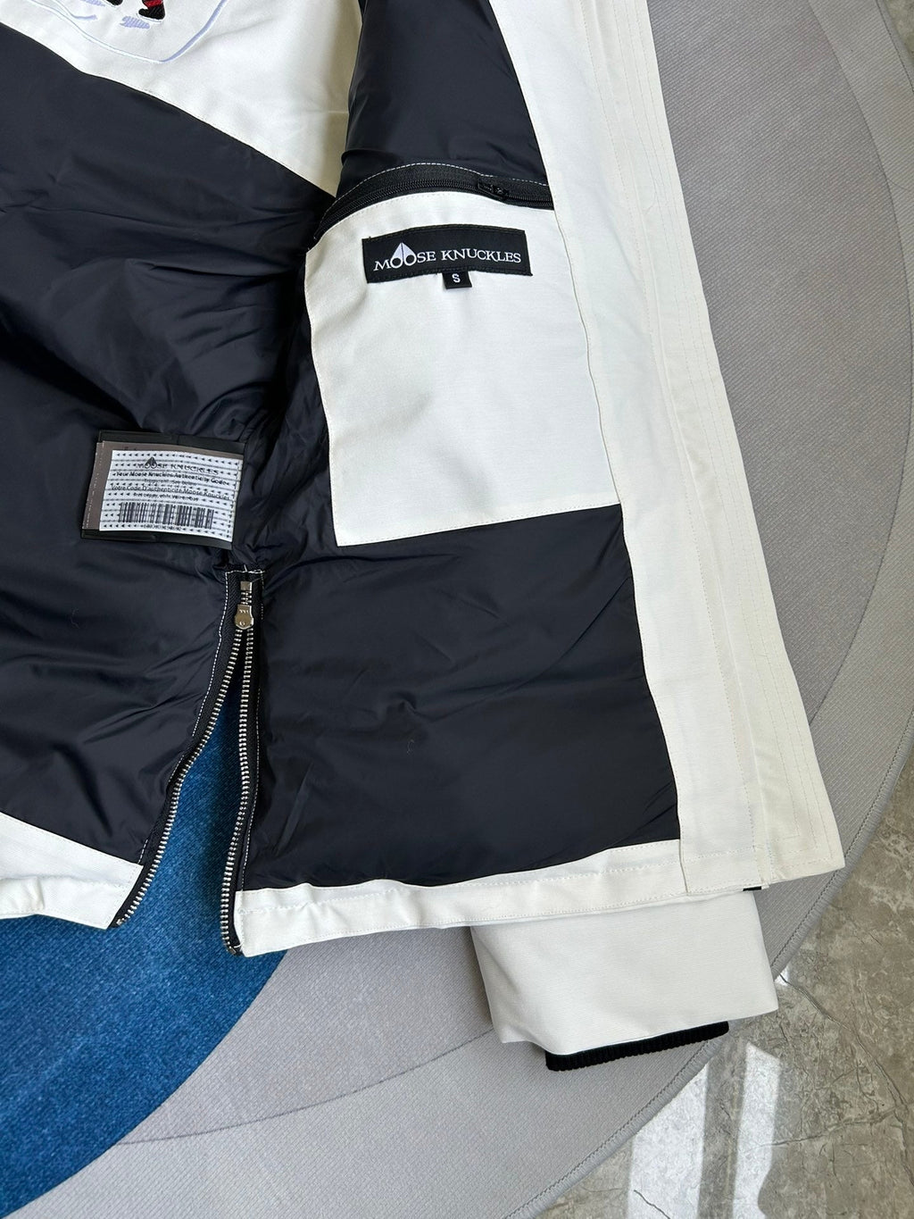 Chaqueta acolchada con capucha de piel