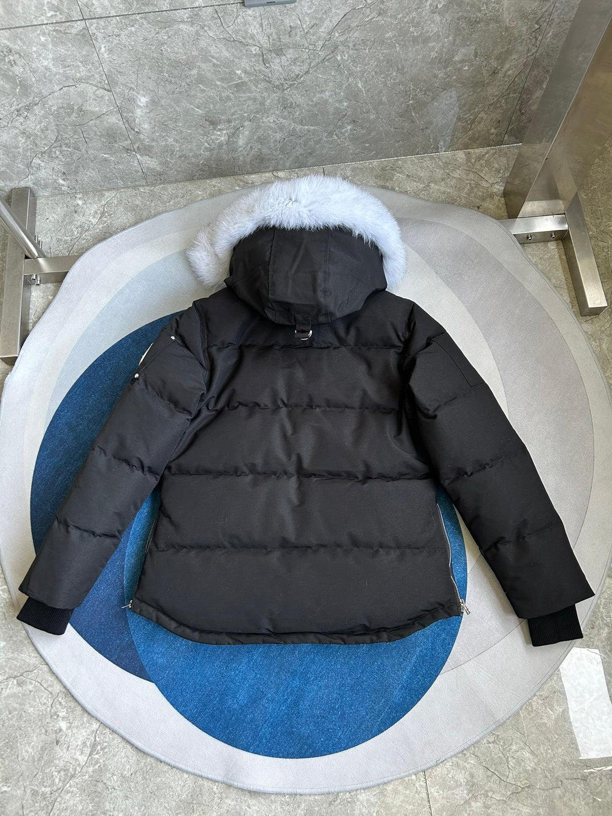 Chaqueta acolchada con capucha de piel