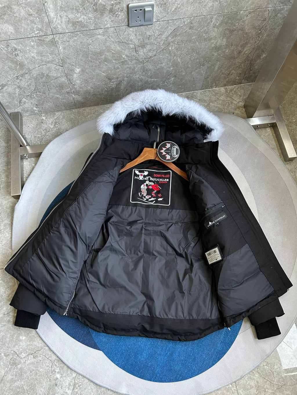 Chaqueta acolchada con capucha de piel