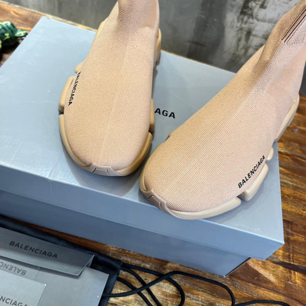 Zapatillas tipo calcetín color beige