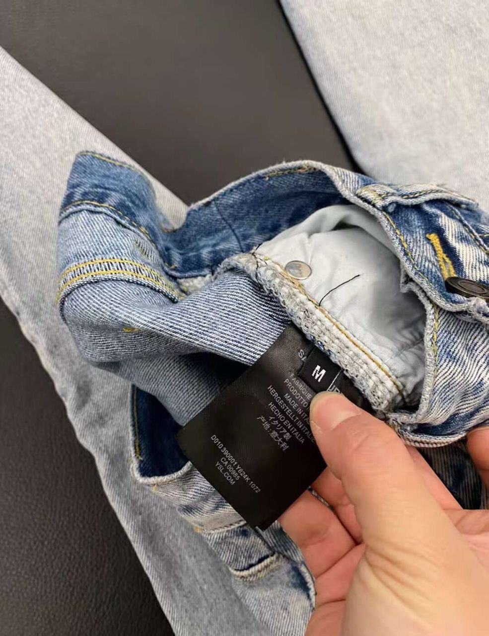 High-wasted jeans