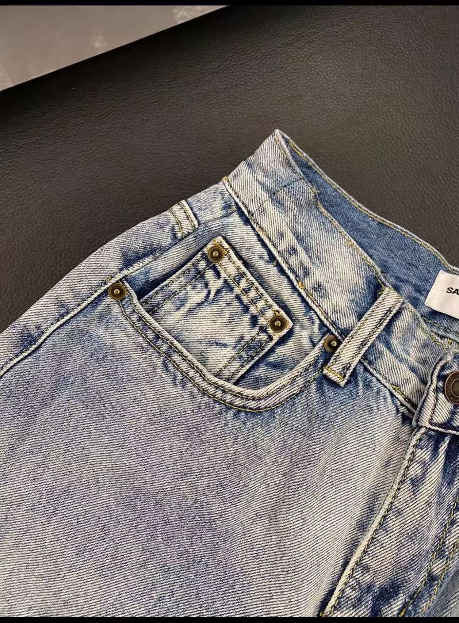High-wasted jeans