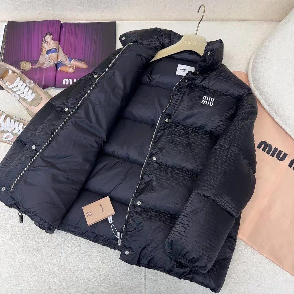 Chaqueta acolchada negra brillante