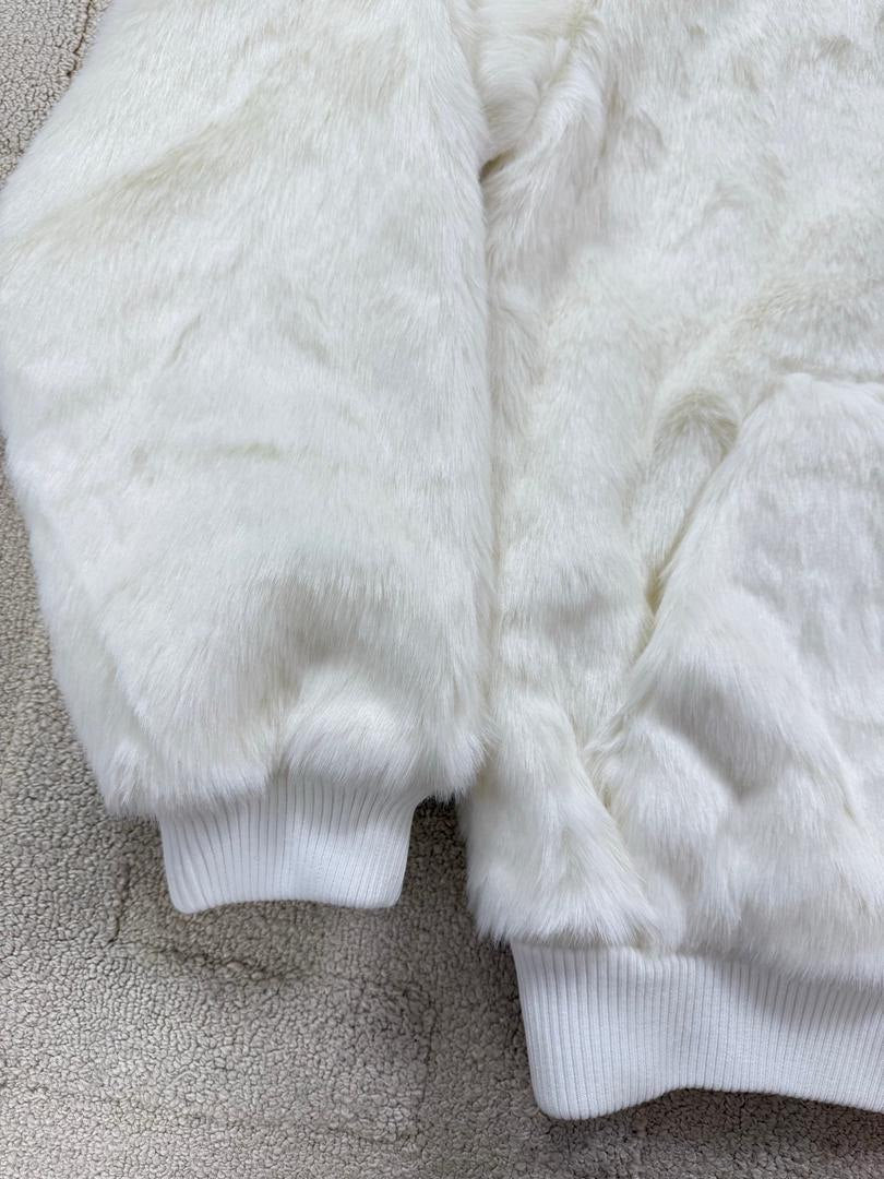 Sudadera blanca con cremallera y piel sintética