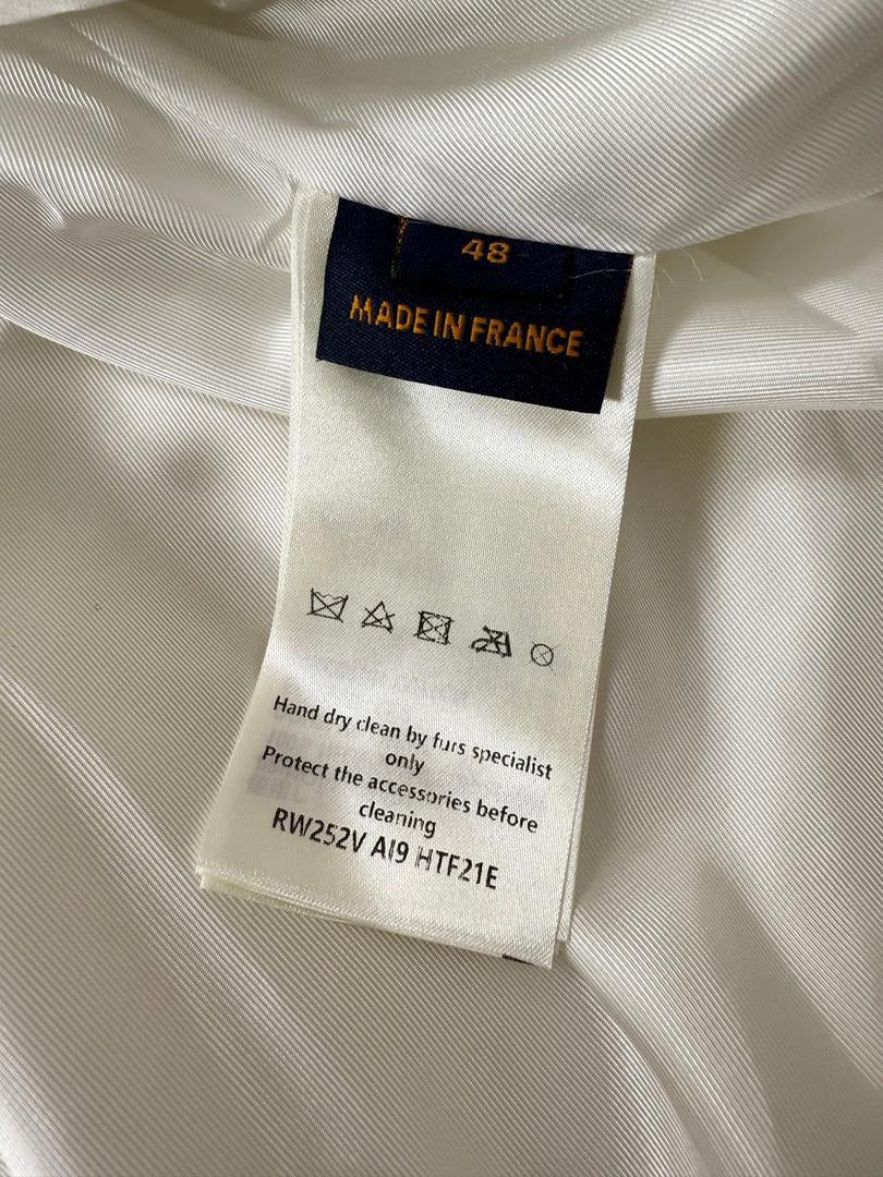 Sudadera blanca con cremallera y piel sintética