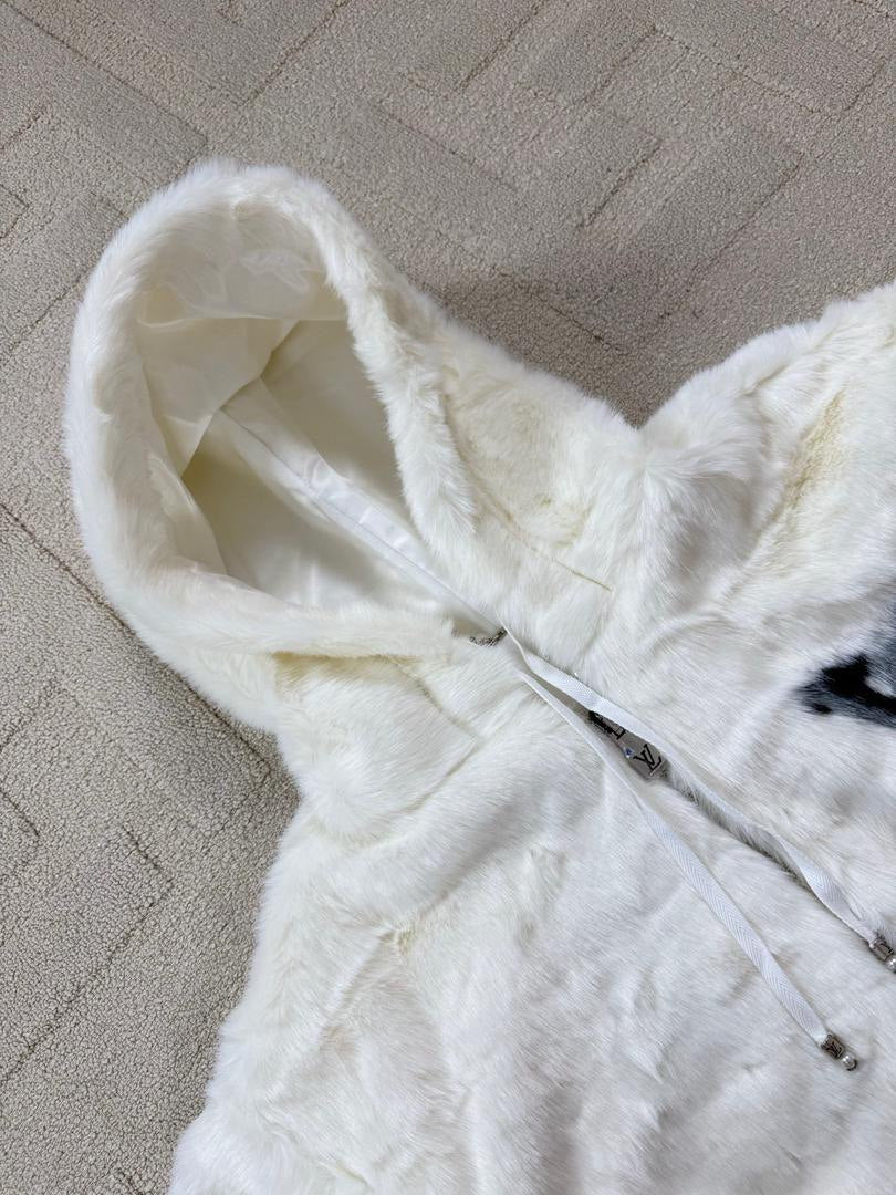Sudadera blanca con cremallera y piel sintética