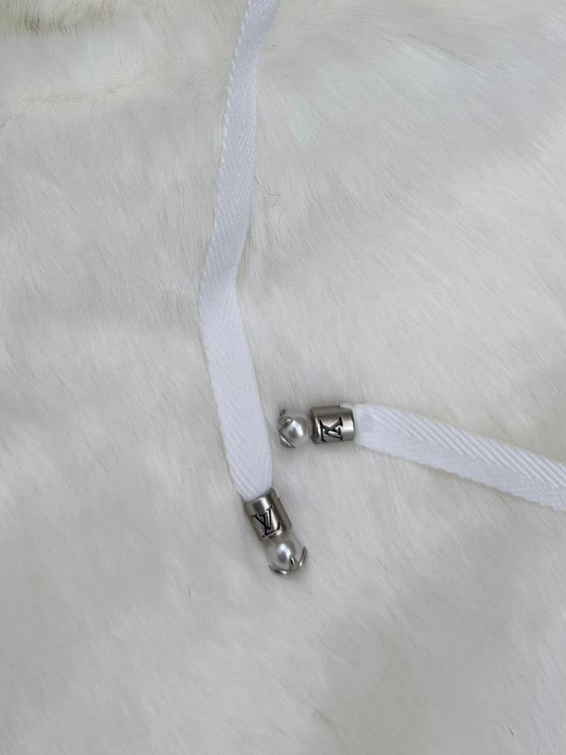 Sudadera blanca con cremallera y piel sintética
