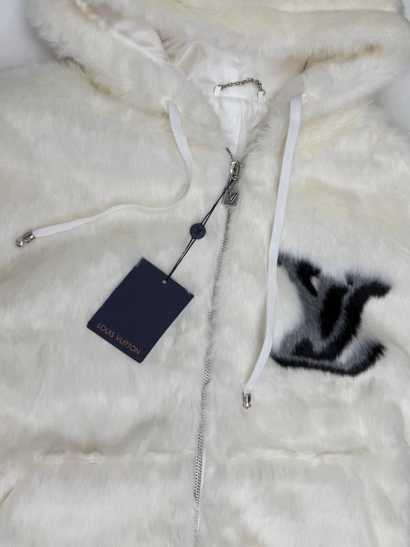 Sudadera blanca con cremallera y piel sintética
