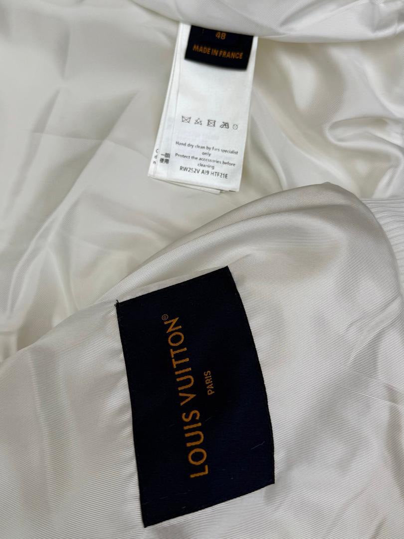 Sudadera blanca con cremallera y piel sintética