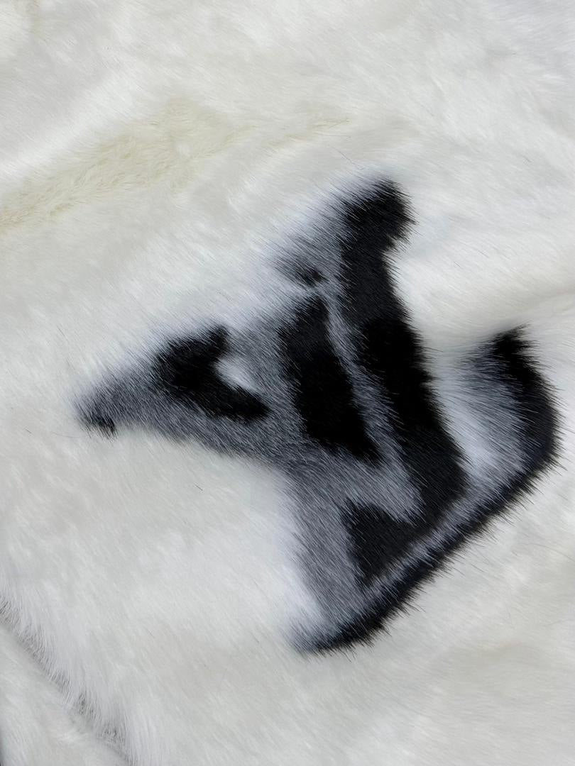 Sudadera blanca con cremallera y piel sintética