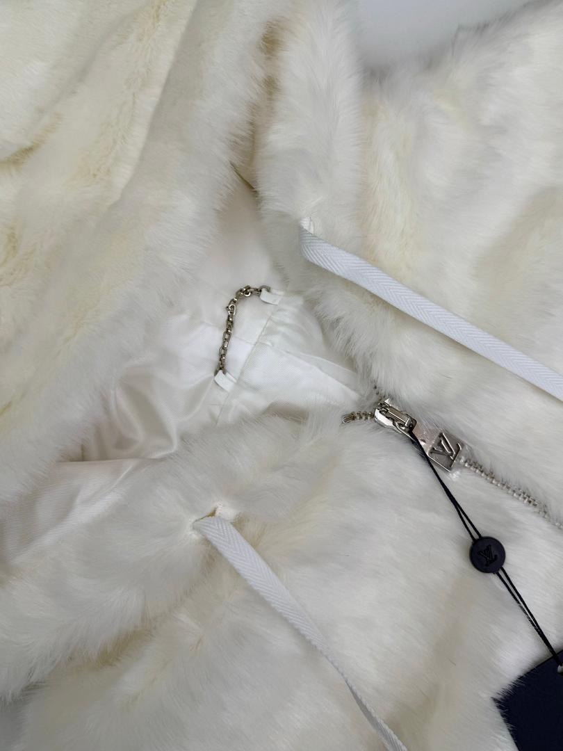Sudadera blanca con cremallera y piel sintética