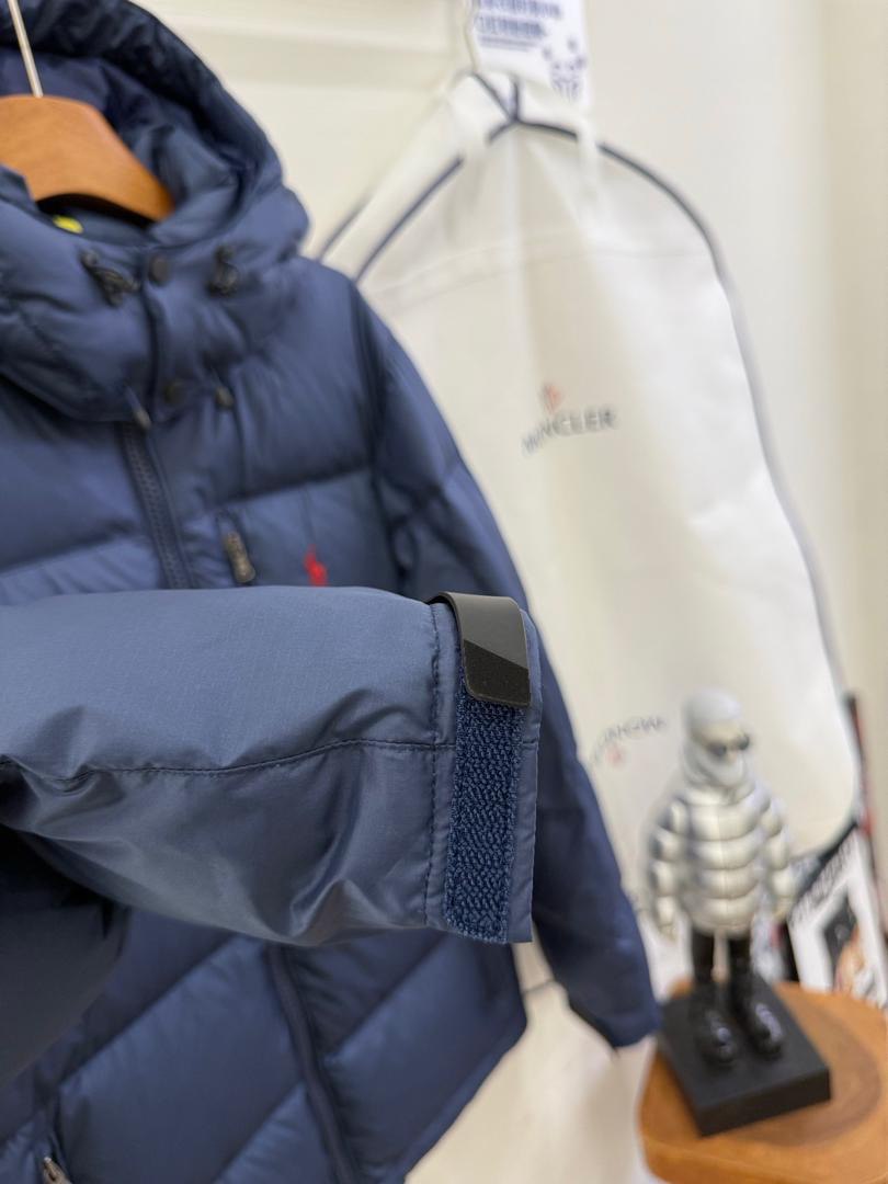Chaqueta acolchada con capucha azul marino
