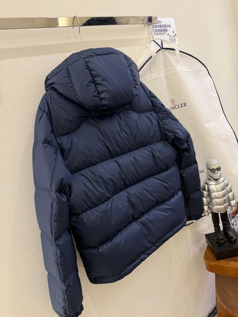 Chaqueta acolchada con capucha azul marino