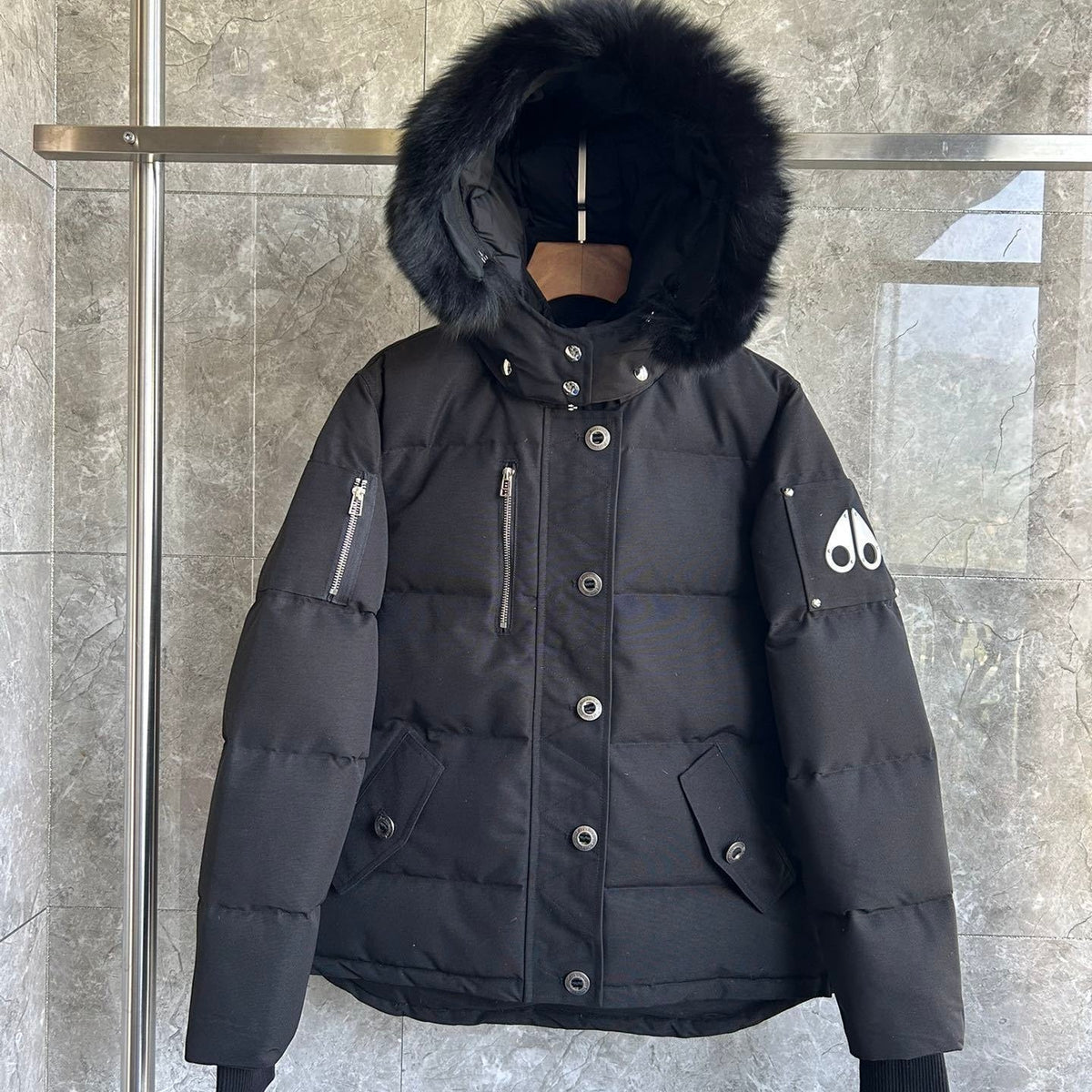 Chaqueta acolchada con capucha de piel