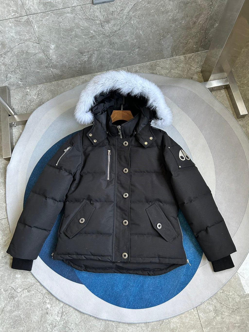 Chaqueta acolchada con capucha de piel