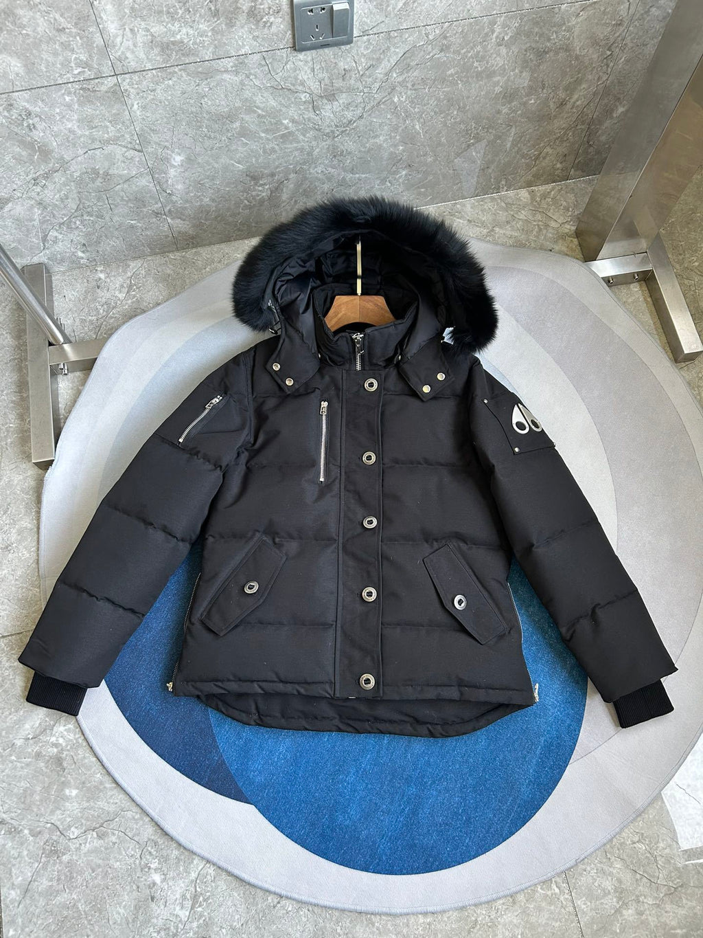 Chaqueta acolchada con capucha de piel