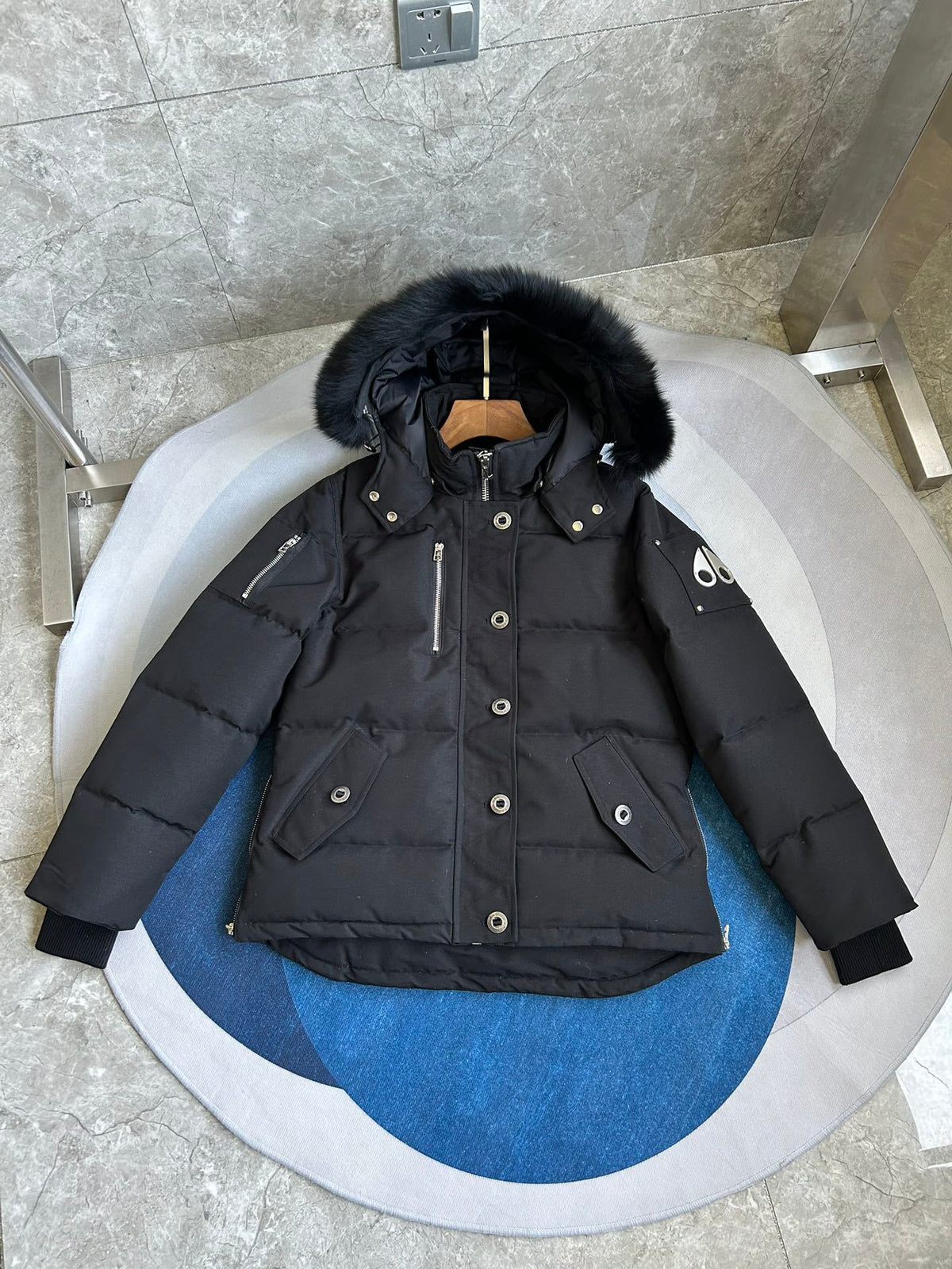 Chaqueta acolchada con capucha de piel