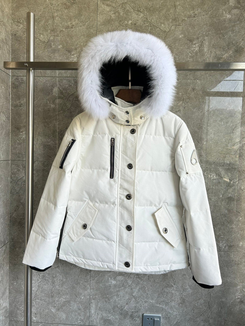 Chaqueta acolchada con capucha de piel