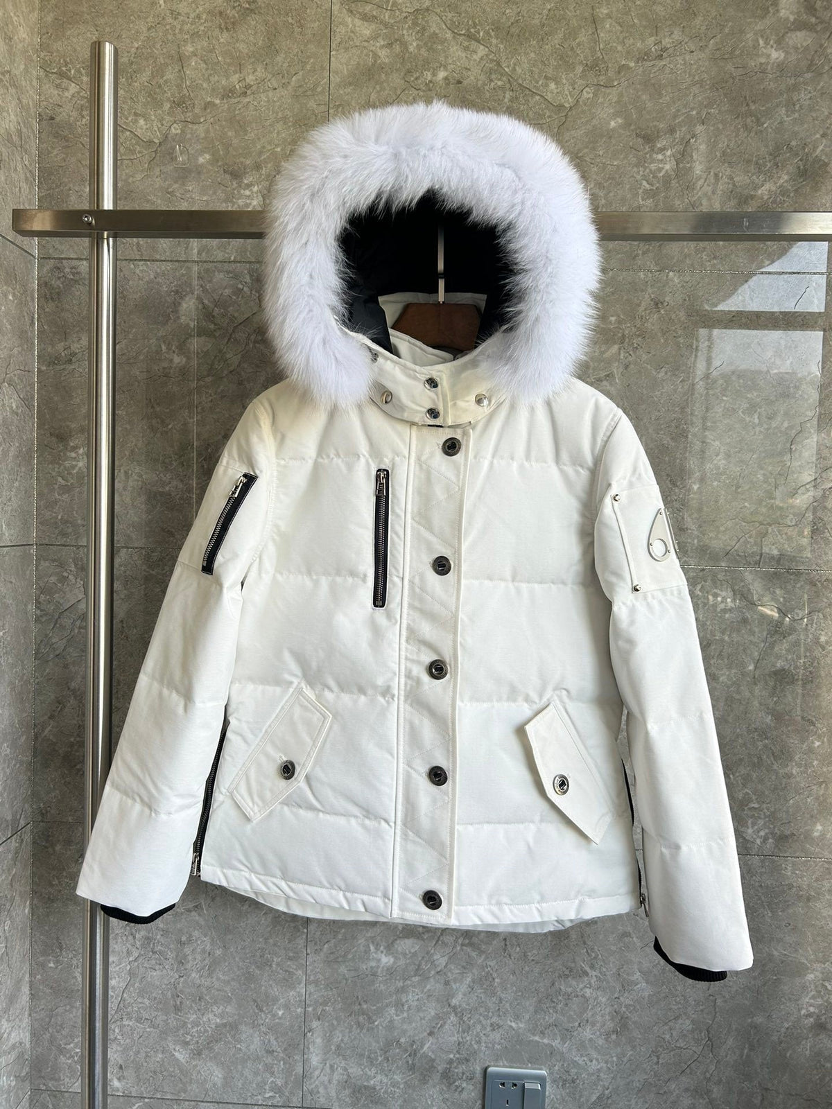 Chaqueta acolchada con capucha de piel