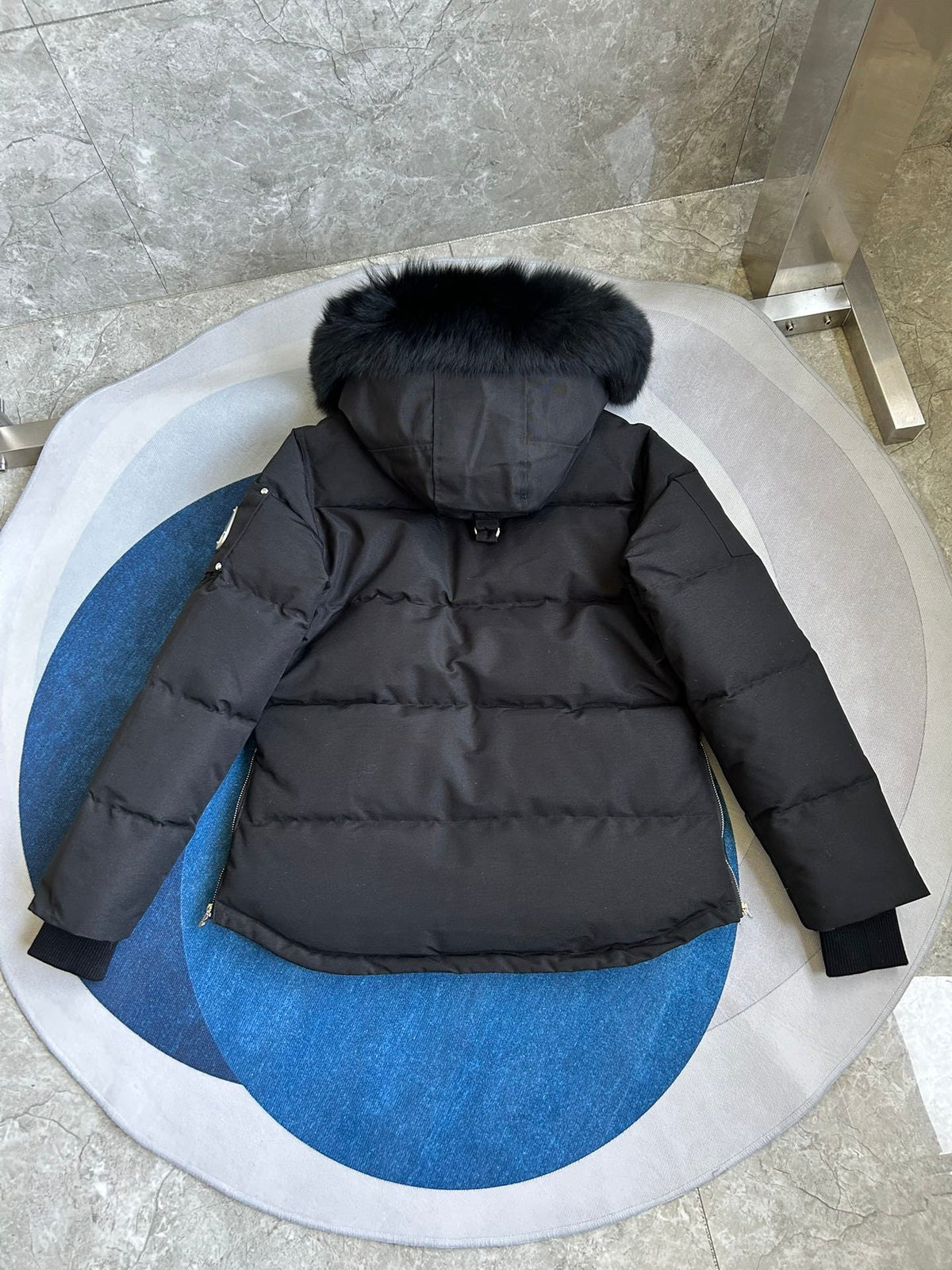 Chaqueta acolchada con capucha de piel