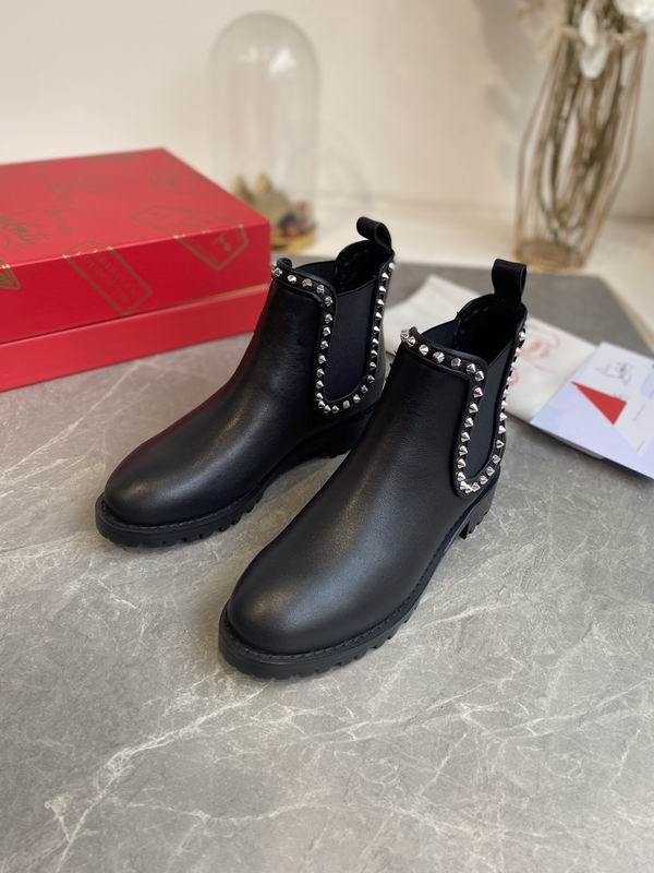 Botas de cuero con tachuelas