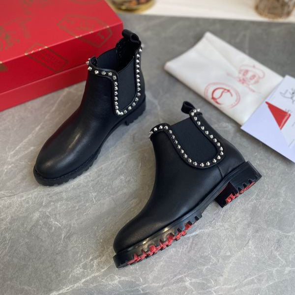 Botas de cuero con tachuelas