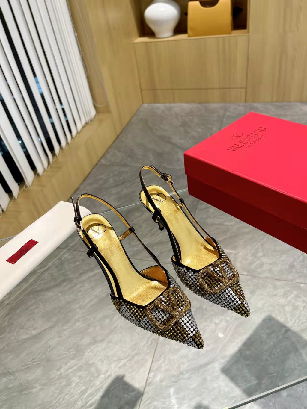 Tacones con hebilla en V