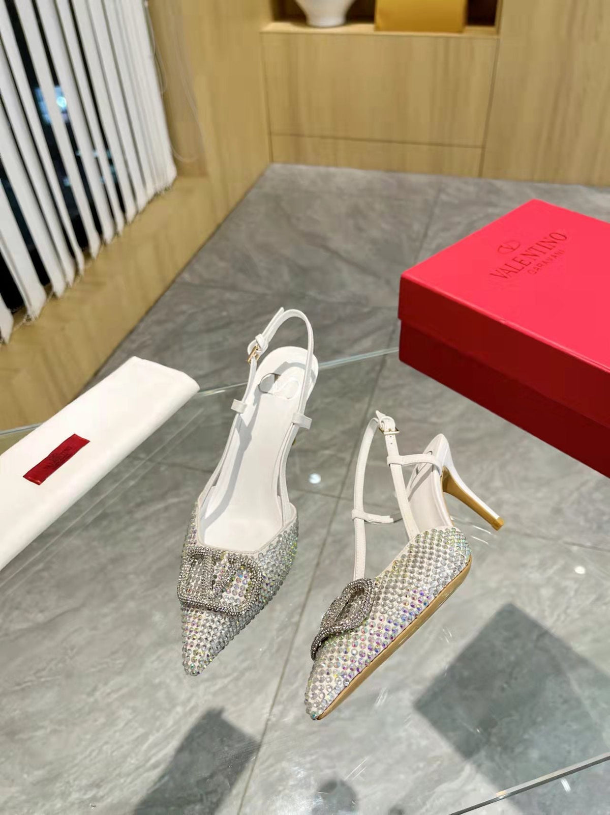 Tacones con hebilla en V