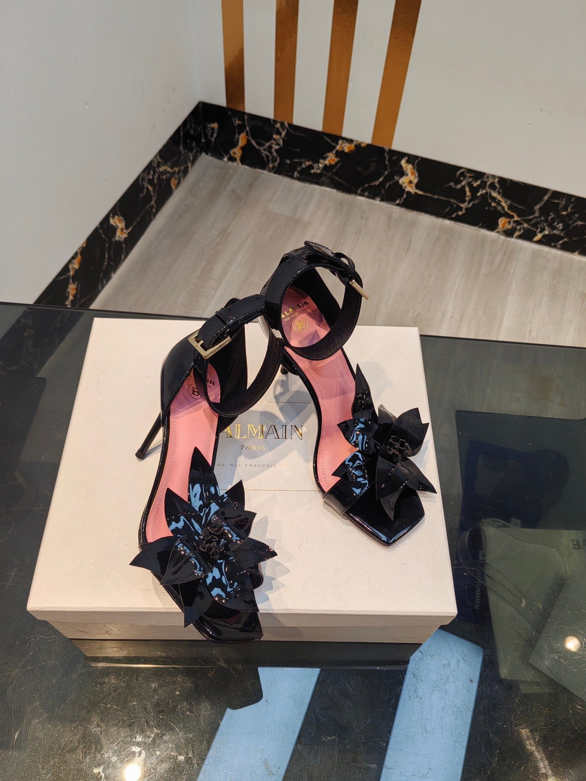 Tacones altos de charol