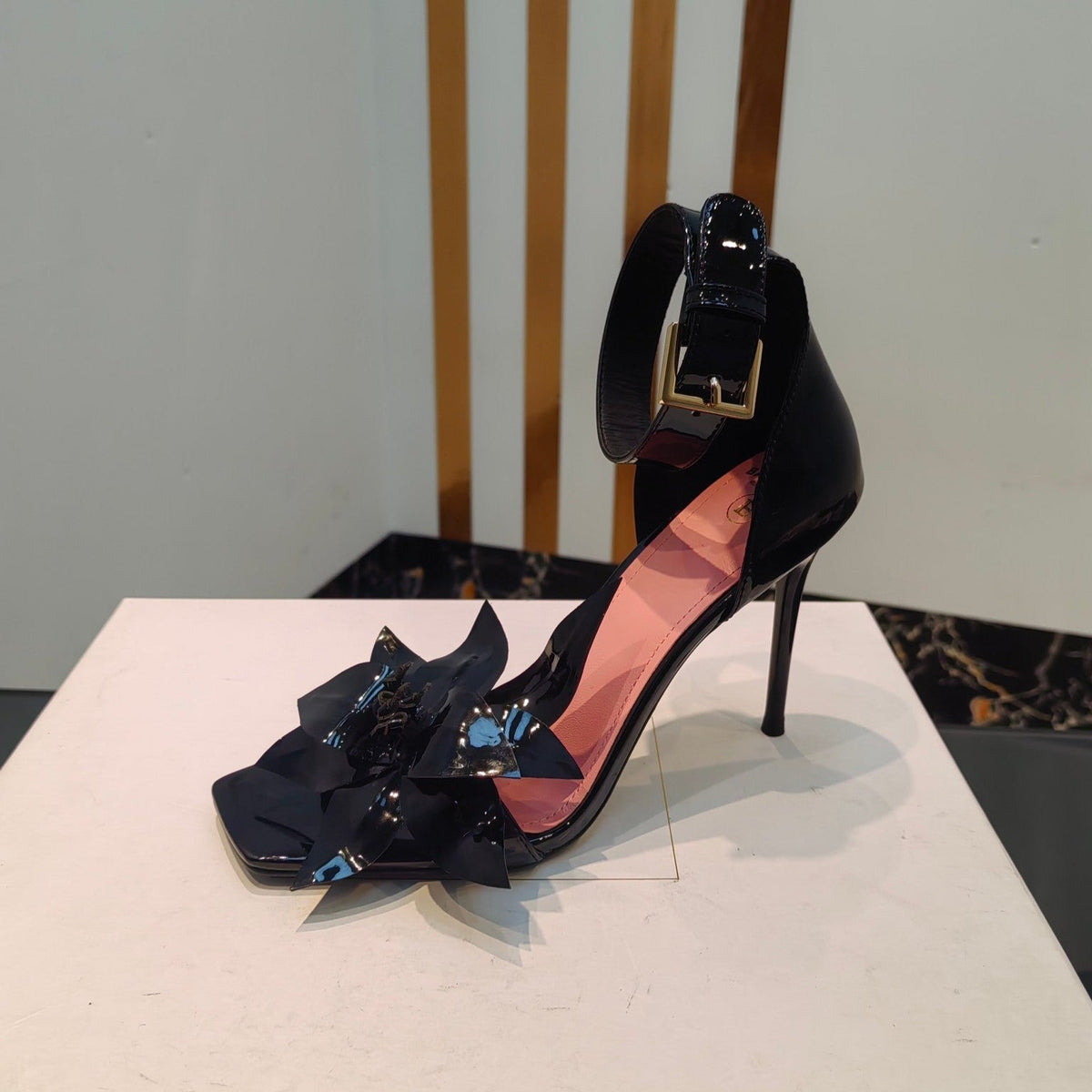 Tacones altos de charol
