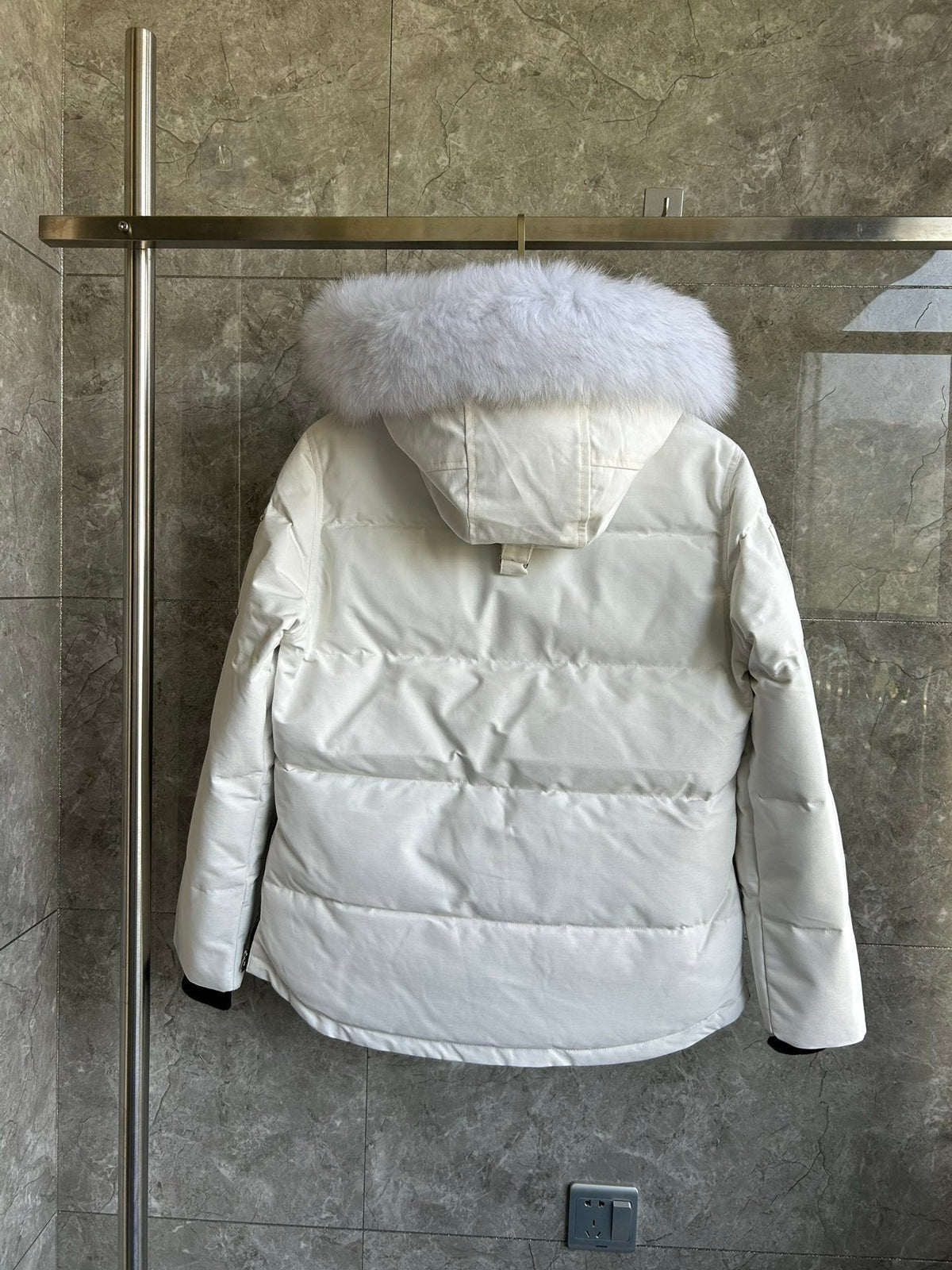 Chaqueta acolchada con capucha de piel