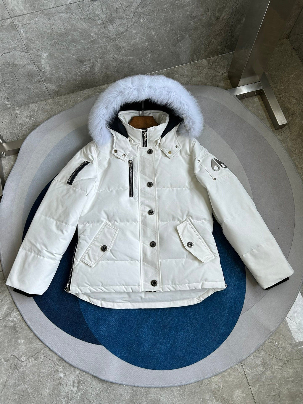Chaqueta acolchada con capucha de piel