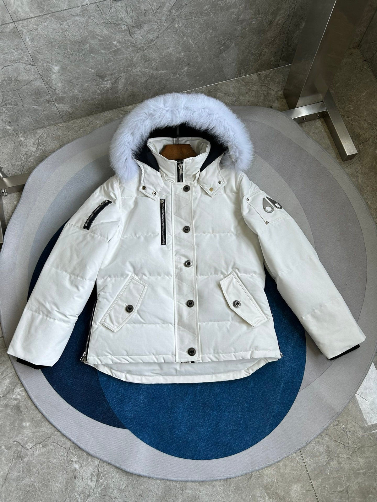 Chaqueta acolchada con capucha de piel