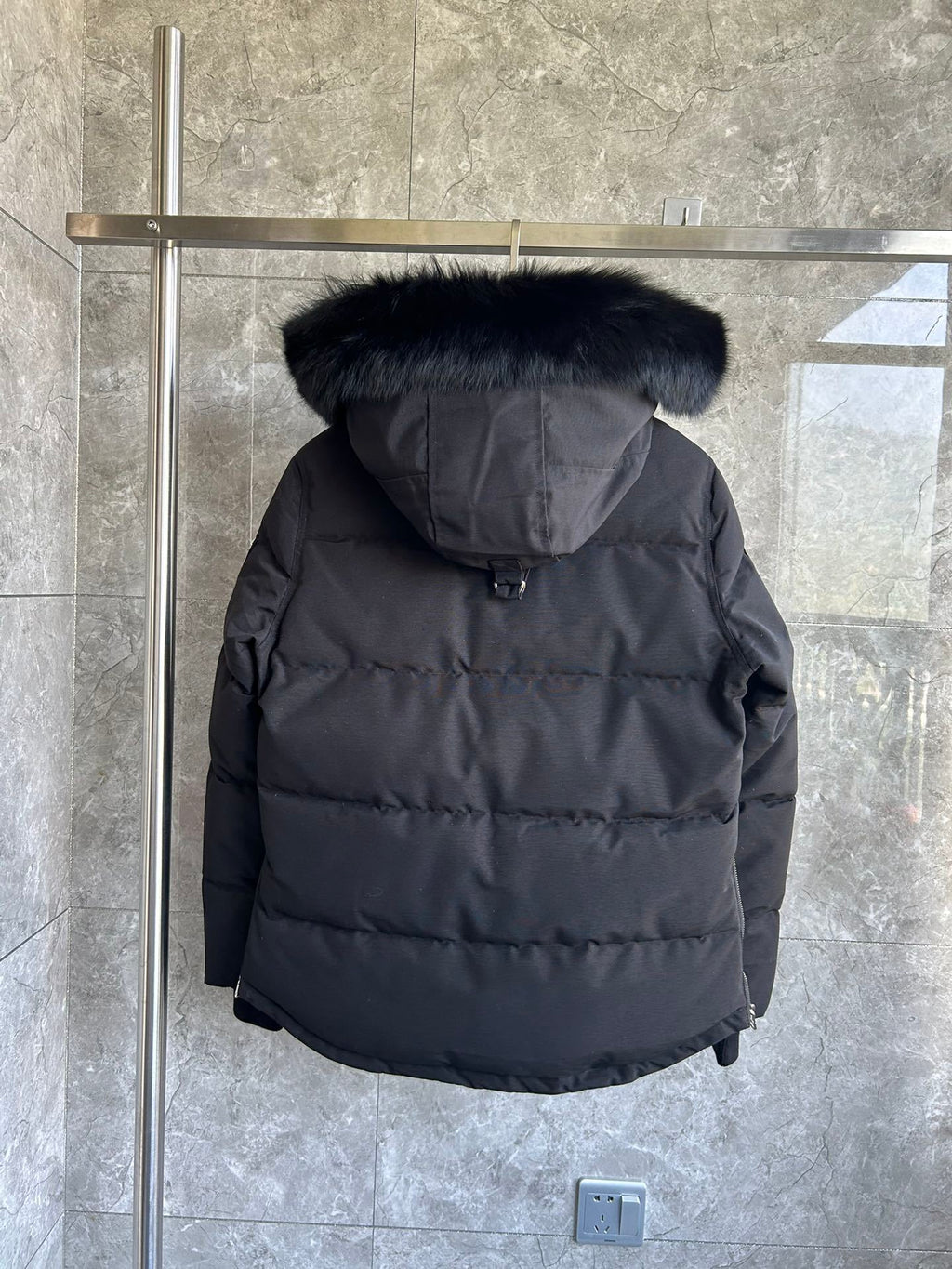Chaqueta acolchada con capucha de piel