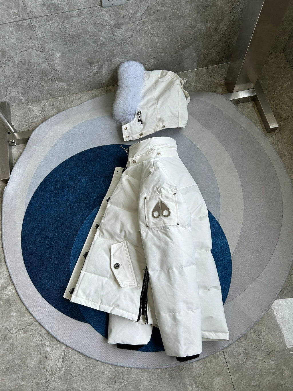 Chaqueta acolchada con capucha de piel