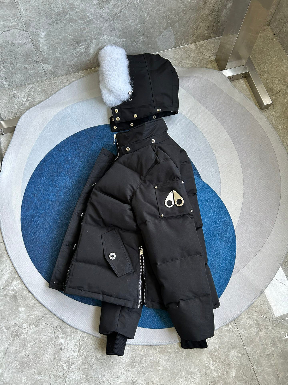 Chaqueta acolchada con capucha de piel