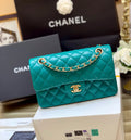 Bolso pequeño clásico con solapa de 23 cm – Edición limitada verde zafiro