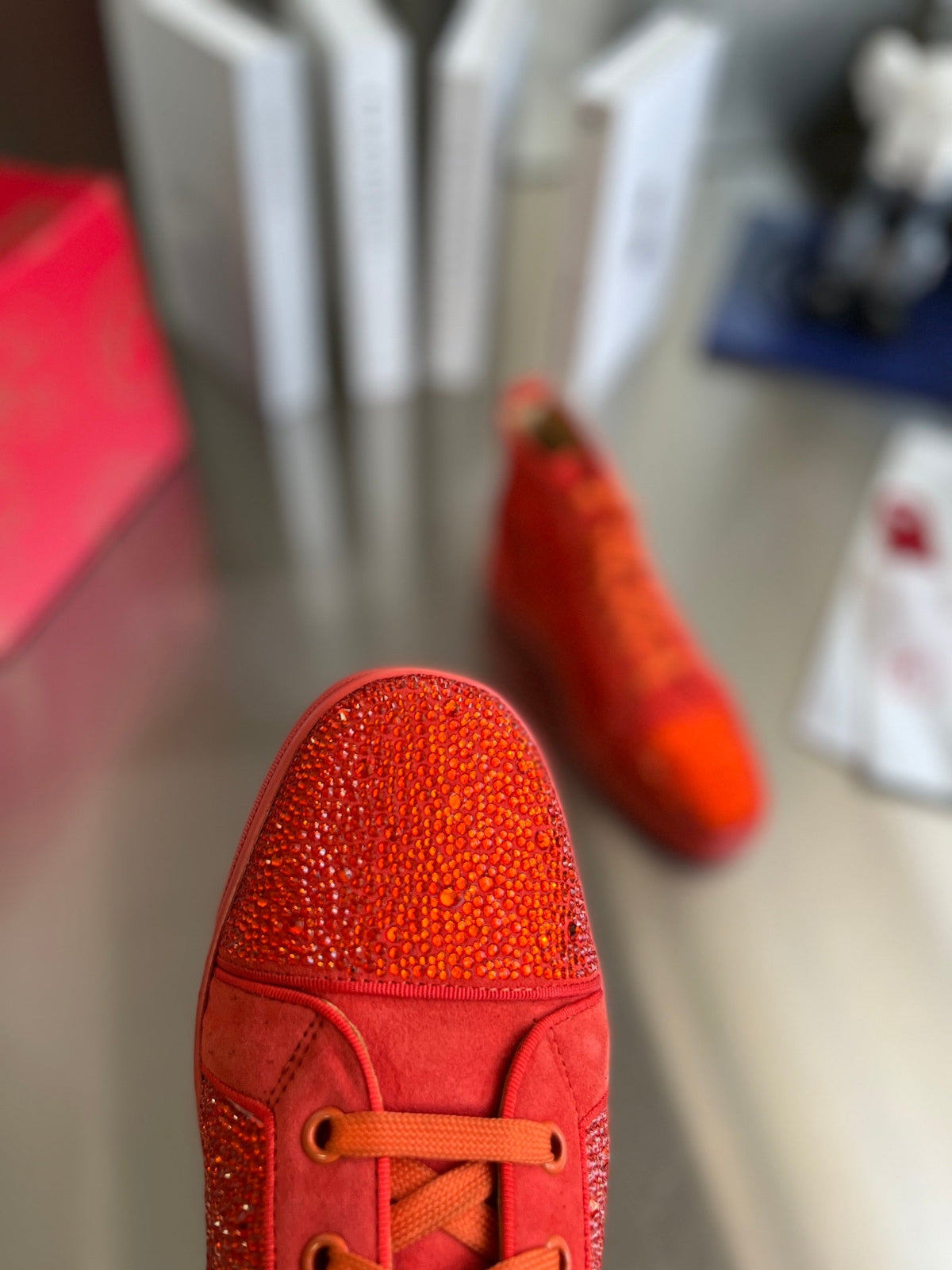 Botas altas naranjas con letras y tachuelas de diamantes